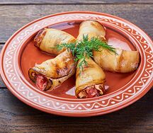 Рулетики из баклажанов с помидорами