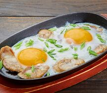 Яичница жареная со свиной колбасой