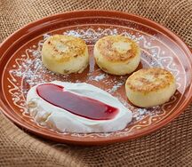 Сырники со сметаной и вареньем