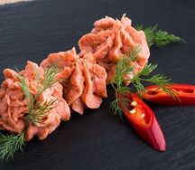 Кручёное сало с паприкой и чесноком