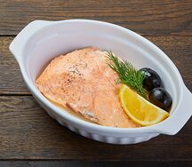 Филе красной рыбы с пряностями, запеченное в собственном соку