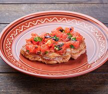 Свинина, запеченная под соусом из помидоров