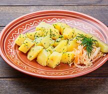 Картофель отварной с чесноком и укропом