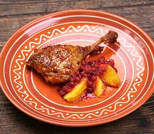 Утиная ножка с апельсинами и брусничным соусом