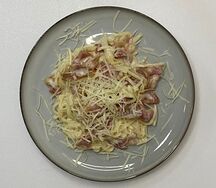 Вок с беконом и сливочным соусом