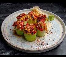 Классический ролл с огурцом и креветкой