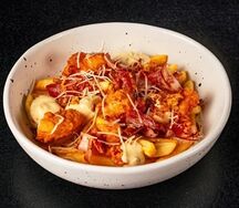 Фри с беконом и креветками