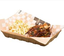 Рёбрышки чёрного быка в соусе BBQ c салатом Коул-Слоу