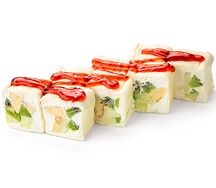 Сладкий ролл с клубничным соусом