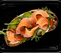 Брускетта с лососем 