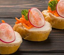 Мини-брускетта с курицей и морковью по-корейски