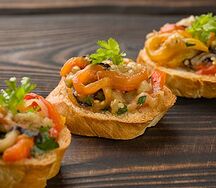 Мини-брускетта с запеченными овощами