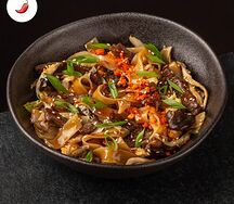 Широкая рисовая лапша с говядиной в устричном барбекю