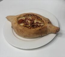 Хачапури по-аджарски с беконом и сыром