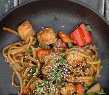 Лапша в азиатском стиле с курицей