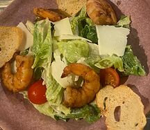 Салат Цезарь с креветками