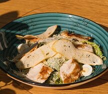 Салат Цезарь с курицей