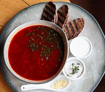 Борщ с крутонами из бородинского багета