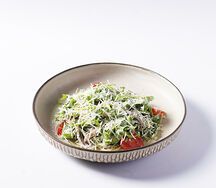 Салат с языком и рукколой с ореховым соусом