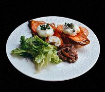 Круассан с копченой говядиной и яйцом пашот