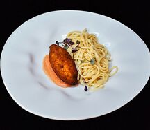Котлета куриная со спагетти и сыром сулугуни