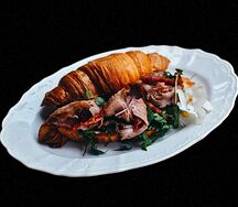 Круассан с копченой говядиной