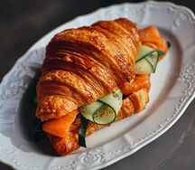 Круассан с лососем