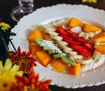 Творожный мусс с фруктами и каштановым мёдом