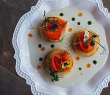 Сырники солёные с лососем и кремом из пармезана и трюфельного масла