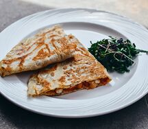 Кесадилья с курицей и томатами