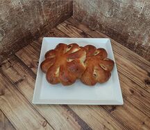 Ватрушка с творогом и изюмом