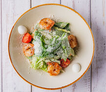 Салат Цезарь с креветками