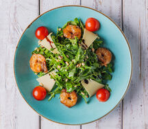 Салат руккола с креветками