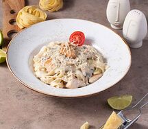 Фетучини с курицей и грибами