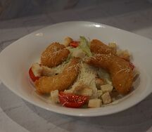 Салат Цезарь с креветками