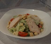 Салат Цезарь с курицей
