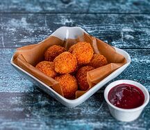 Сырные шарики с клюквенным соусом