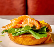 Бриошь с лососем и соусом голлондез