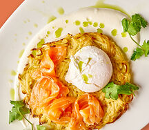 Большой драник с лососем и яйцом пашот