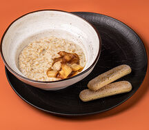 Овсяная каша с карамелью и яблоками