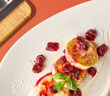 Сырники с ягодным вареньем и сметаной