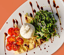 Буратта на фокачче со спелыми томатами