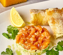 Тар тар с лососем с багетом