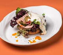 Бриошь с ростбифом и эспумой из пармезана