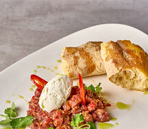 Тар тар из говядины с багетом