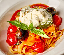 Спагетти с томатами и страчателлой