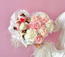 Сердце с цветами и клубникой в шоколаде 