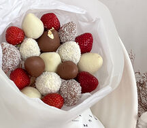 Букет из клубники с молочным и белым шоколадом S