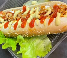 Датский хот-дог с сосиской из свинины и с сыром