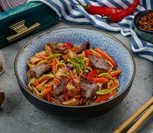 С говядиной, овощами и соусом
